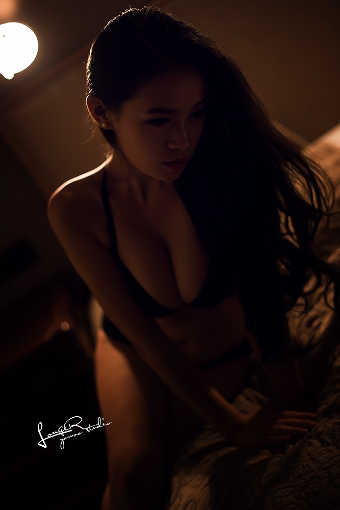 阳光肤色内衣美女宾馆半脱写真大胆图片