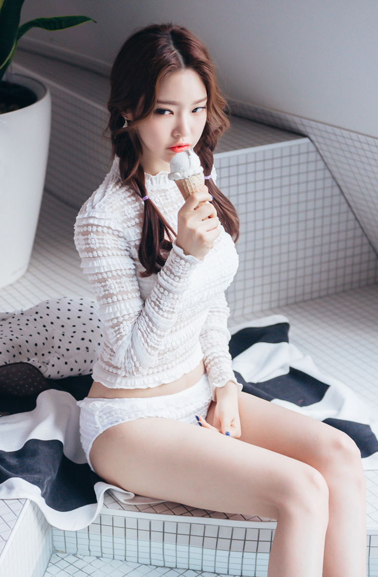 韩国好身材美女模特着奶头从情趣内衣下露了出来