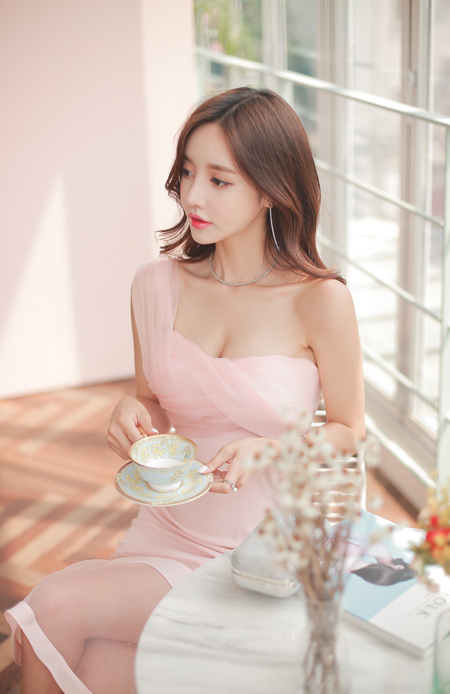 韩国美肩美女抹胸长裙极品粉嫩小泬无遮挡20p图片