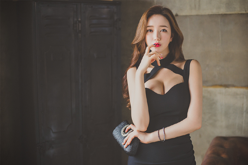韩国极品美女模特长裙粉嫩出浆一线天图片
