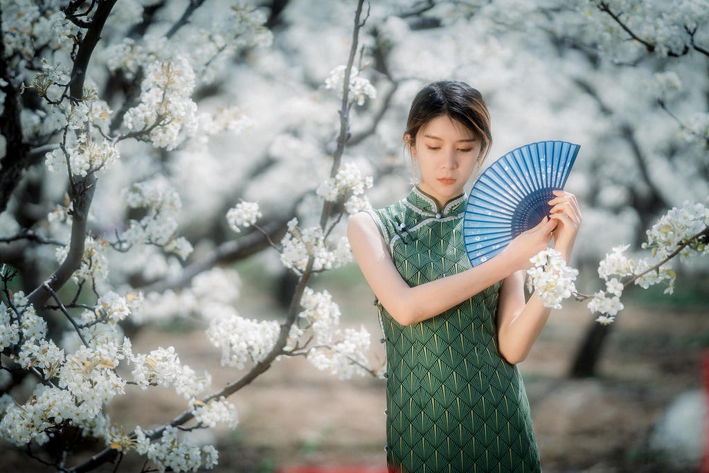 优果网大胸美女嘟嘴扮美乳写真图片