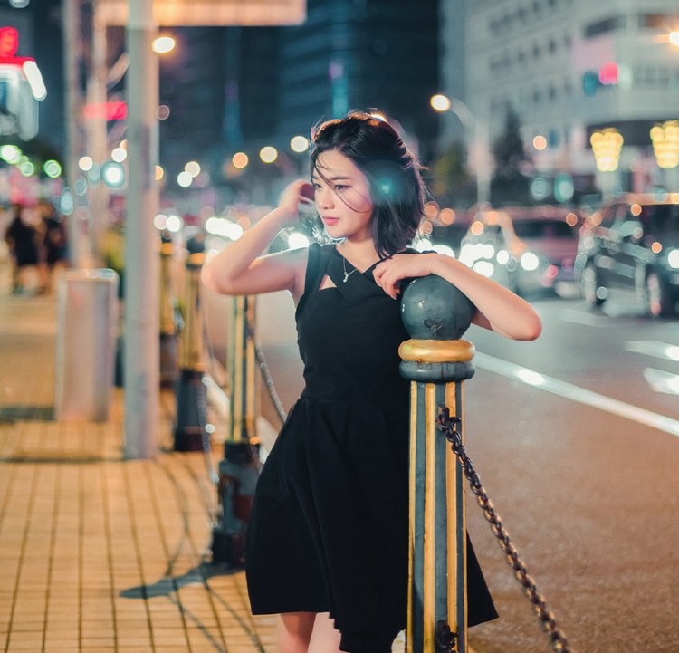 美女学生制服诱惑露半白嫩翘臀呻吟迎合图片