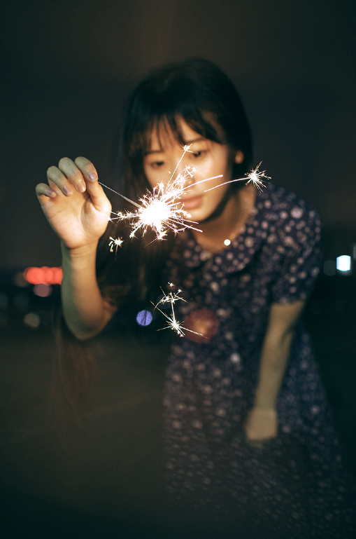 皮肤嫩白内衣美女床上裸身图无遮挡图片