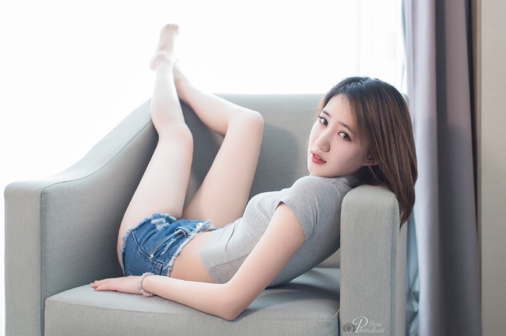 性感少妇牛仔短裤秀美露100%奶头的美女全身图片