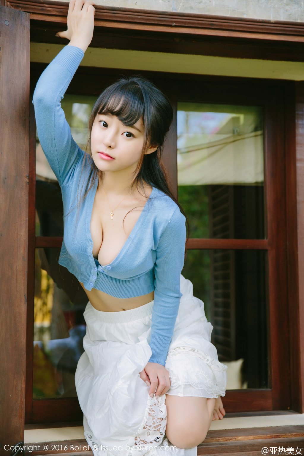 日本清纯大眼美女性感跪趴高撅肥臀出白浆