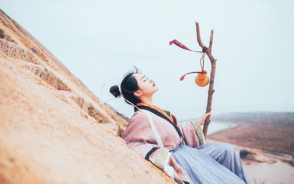 大胸美女新娘低胸写真优优大胆顶级艺术图片