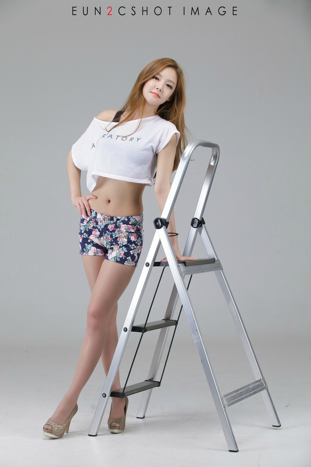 韩国美女热裤秀性感小套图片
