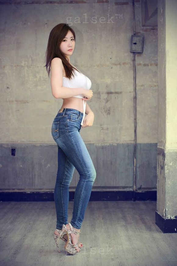 韩国锥子脸白皙美女秀私密部位高清图片