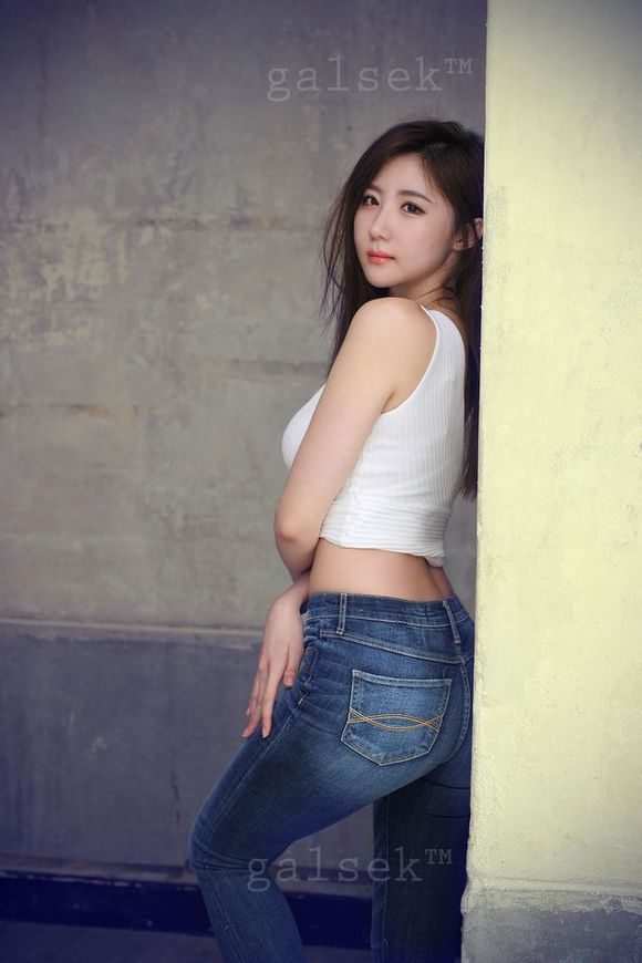 韩国锥子脸白皙美女秀私密部位高清图片