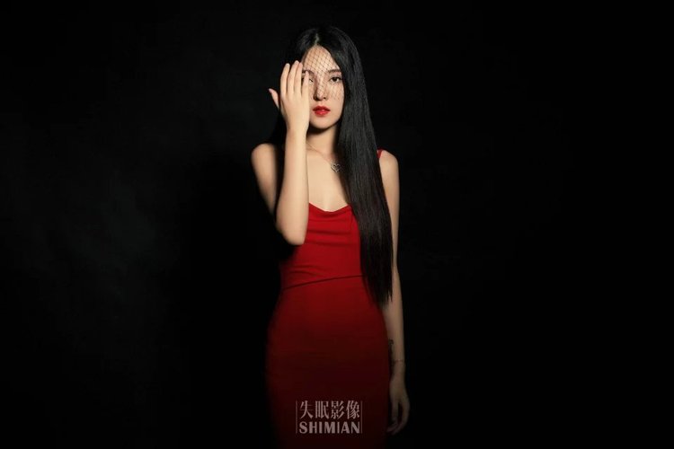 纹身美女一袭裸背装写极品少妇的粉嫩小泬图片