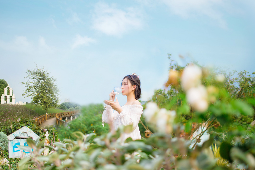 性感糖果女孩致命的诱美女撕开奶罩露出奶头图片