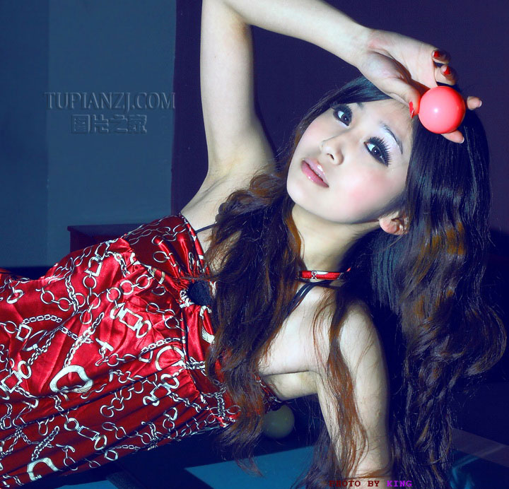 性感美女台球桌上诱惑亚洲裸体图片