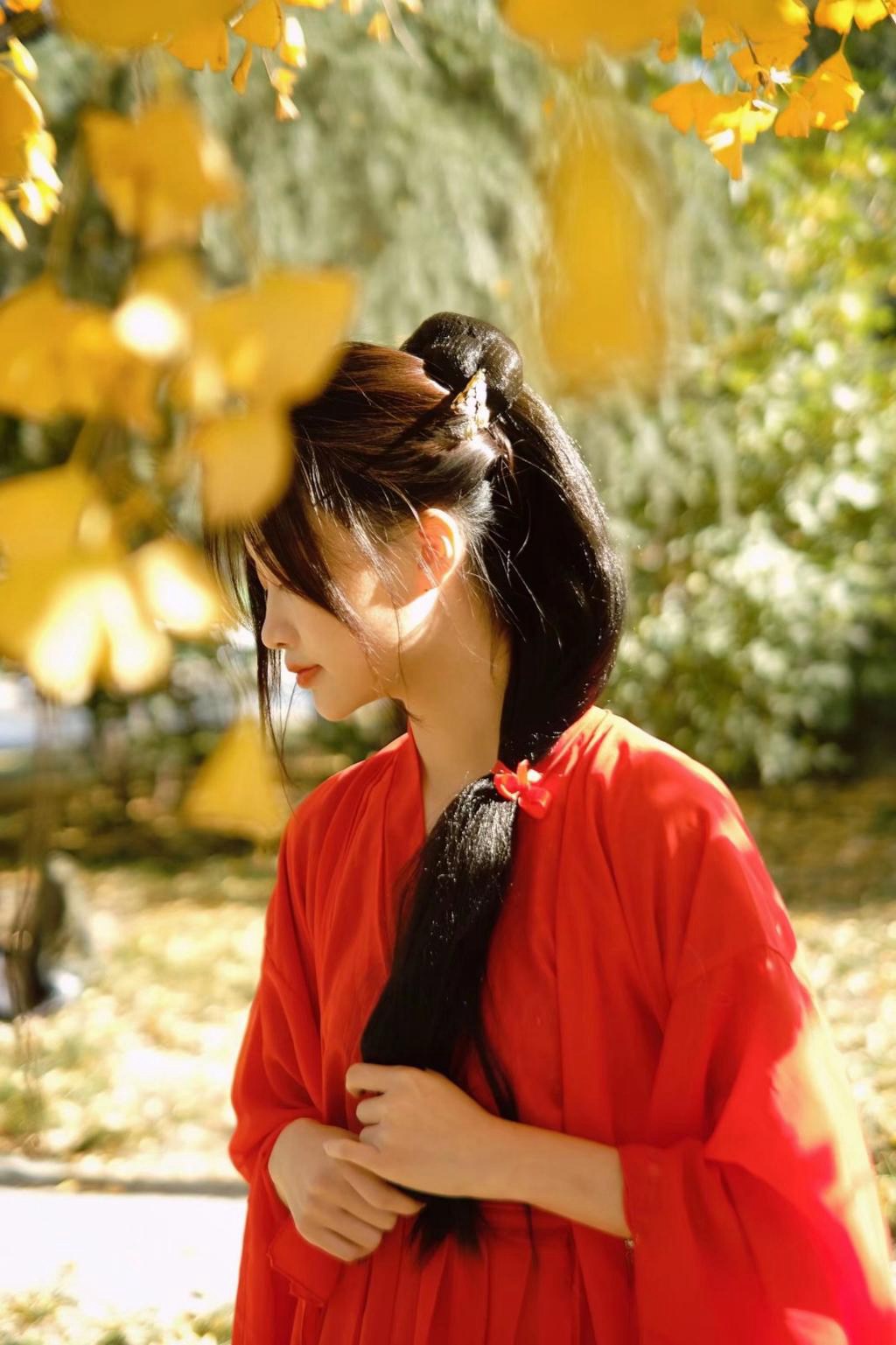 枫叶下的红装美女明艳68大胆中国图片