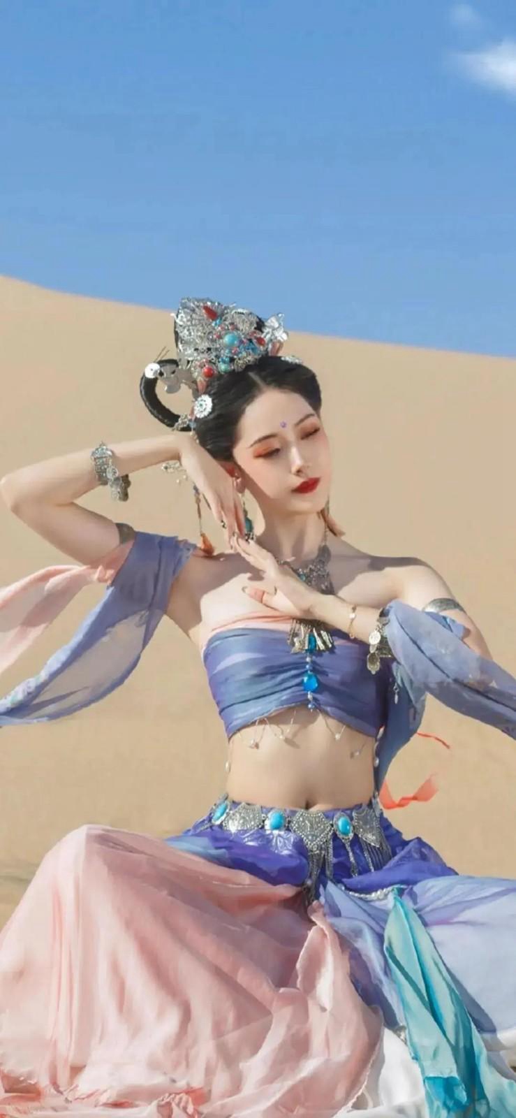 沙漠里的嫦娥美女细腰国模GOGO中国私拍图片