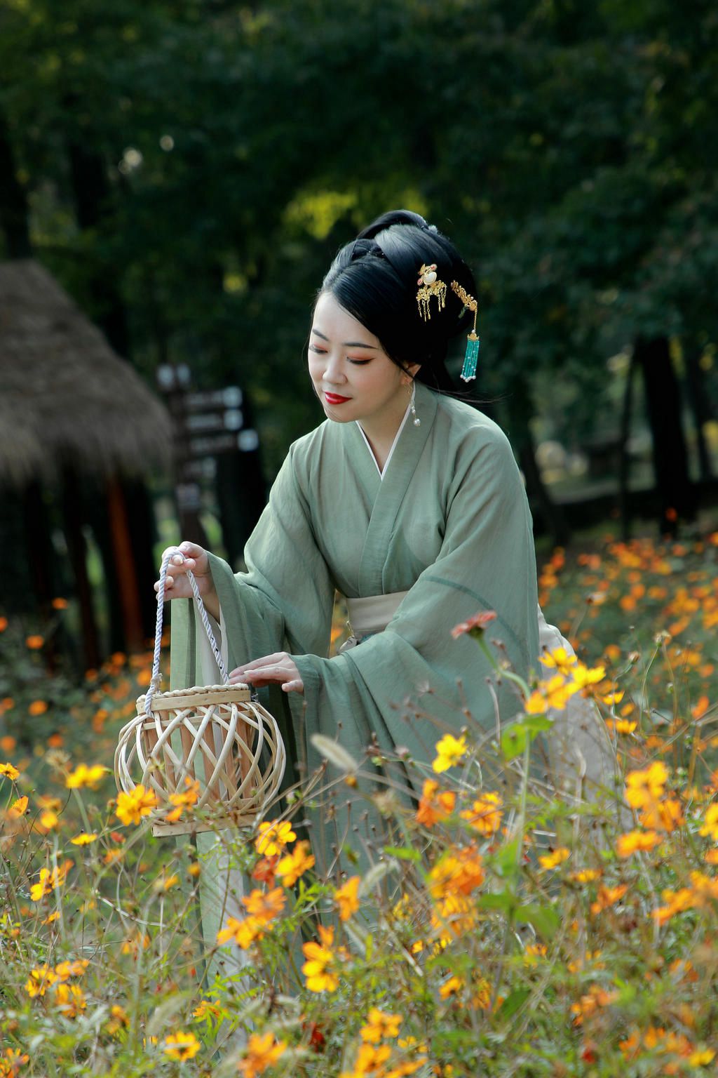 油菜花田汉服美女风韵亚洲愉拍自拍另类图片