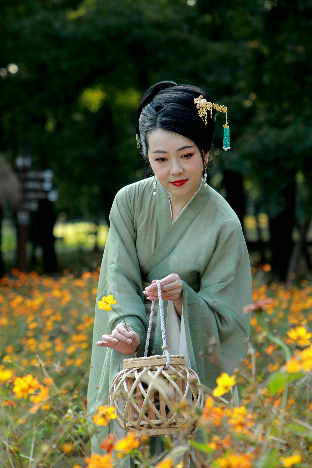 油菜花田汉服美女风韵亚洲愉拍自拍另类图片