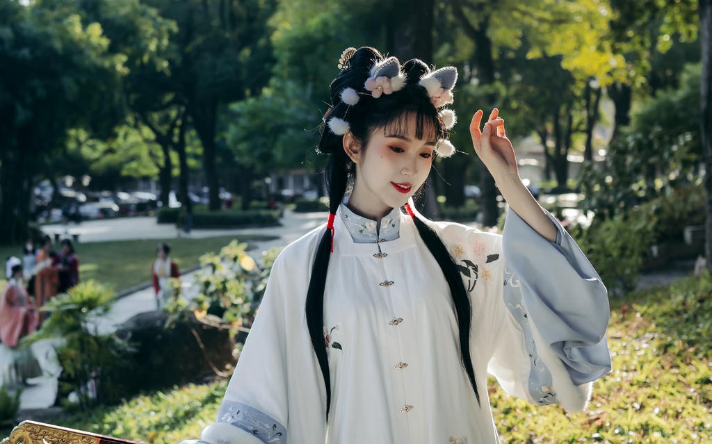 爱吃糖葫芦的汉服少女光着露出奶头无遮挡