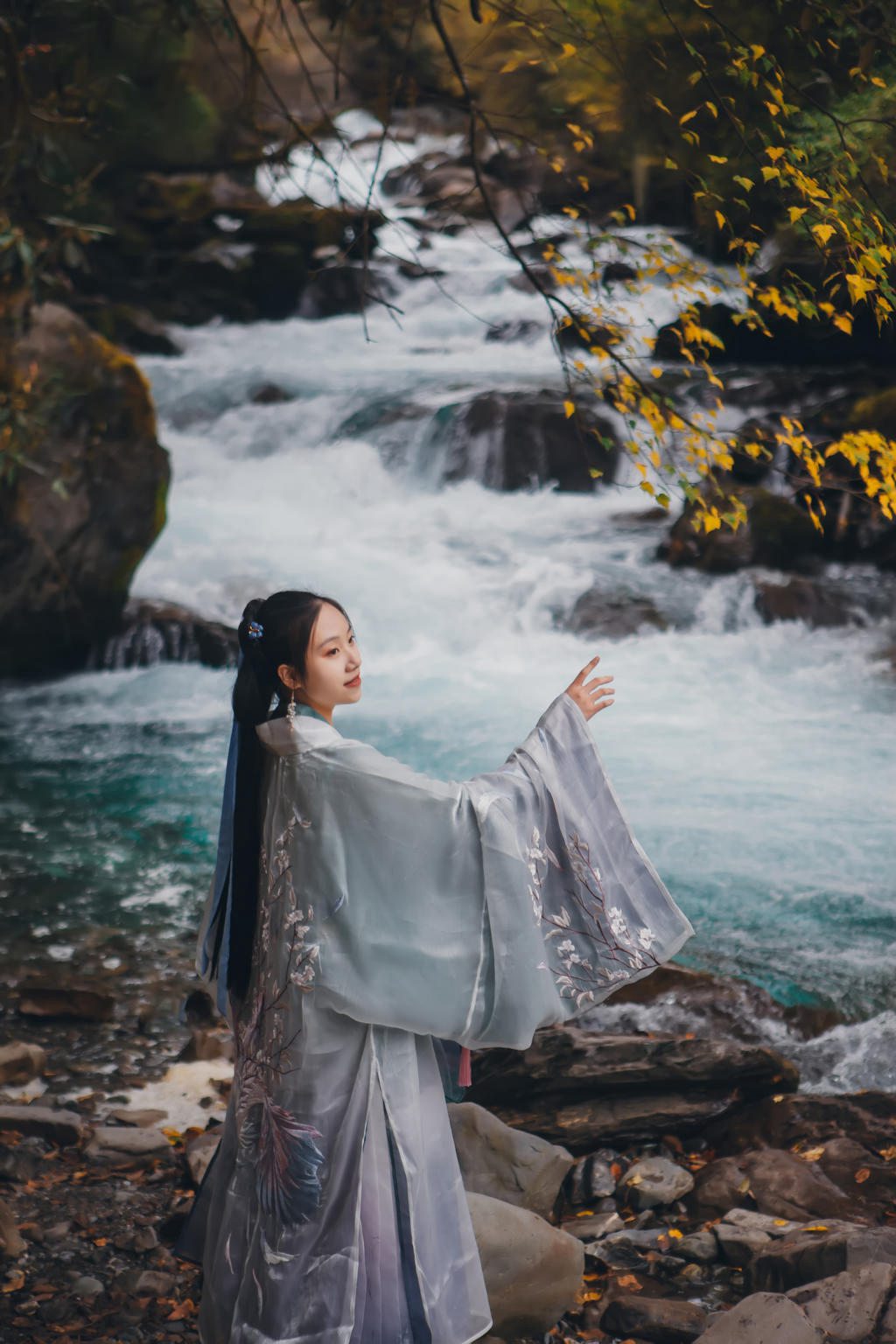 小溪边的古装美女清逸无圣光白嫩奶头图片