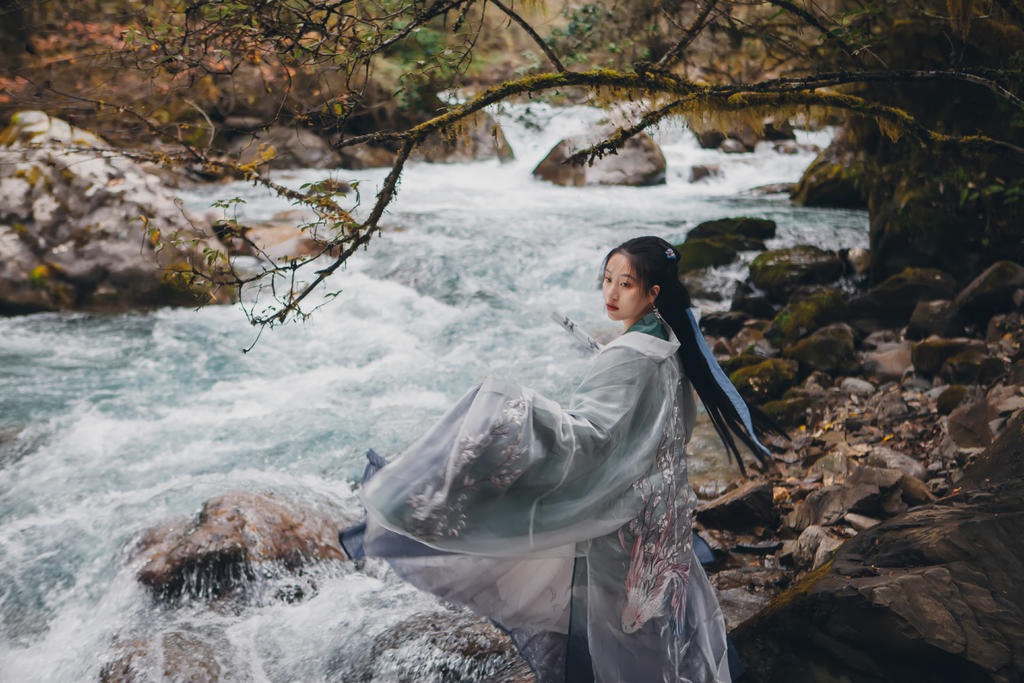 小溪边的古装美女清逸无圣光白嫩奶头图片