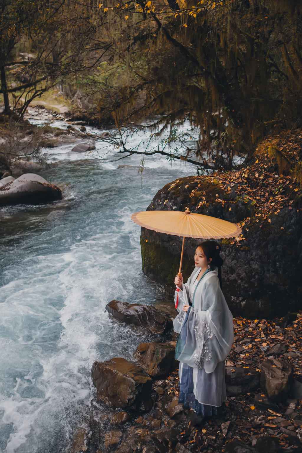 小溪边的古装美女清逸无圣光白嫩奶头图片