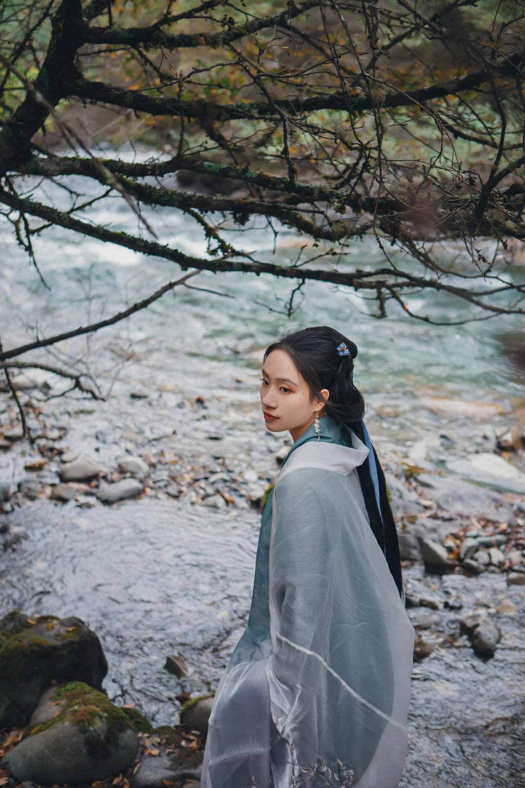 小溪边的古装美女清逸无圣光白嫩奶头图片