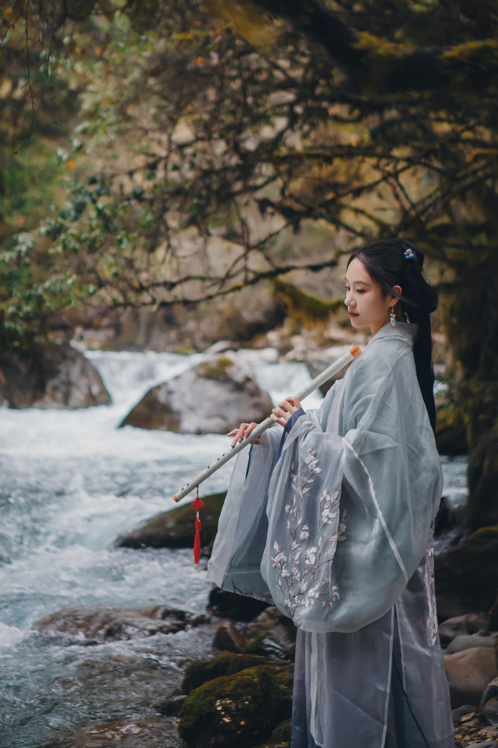 小溪边的古装美女清逸无圣光白嫩奶头图片