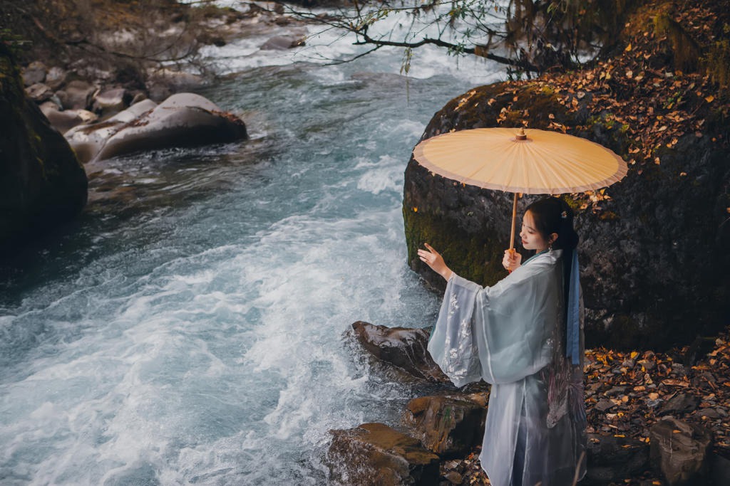 小溪边的古装美女清逸无圣光白嫩奶头图片