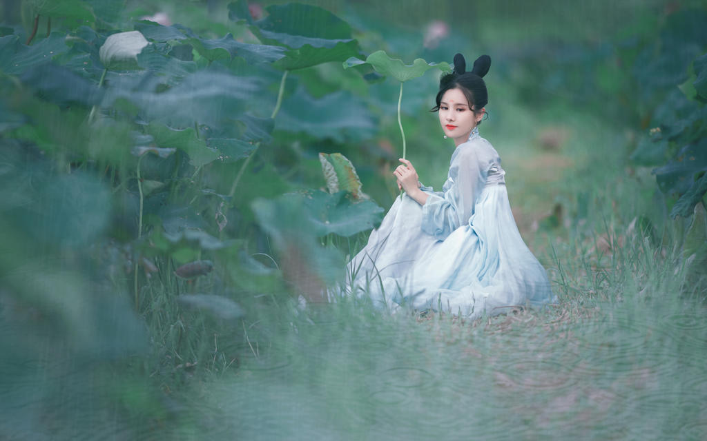 汉服美女红唇雪肤秀雅跪臀高高翘起图片