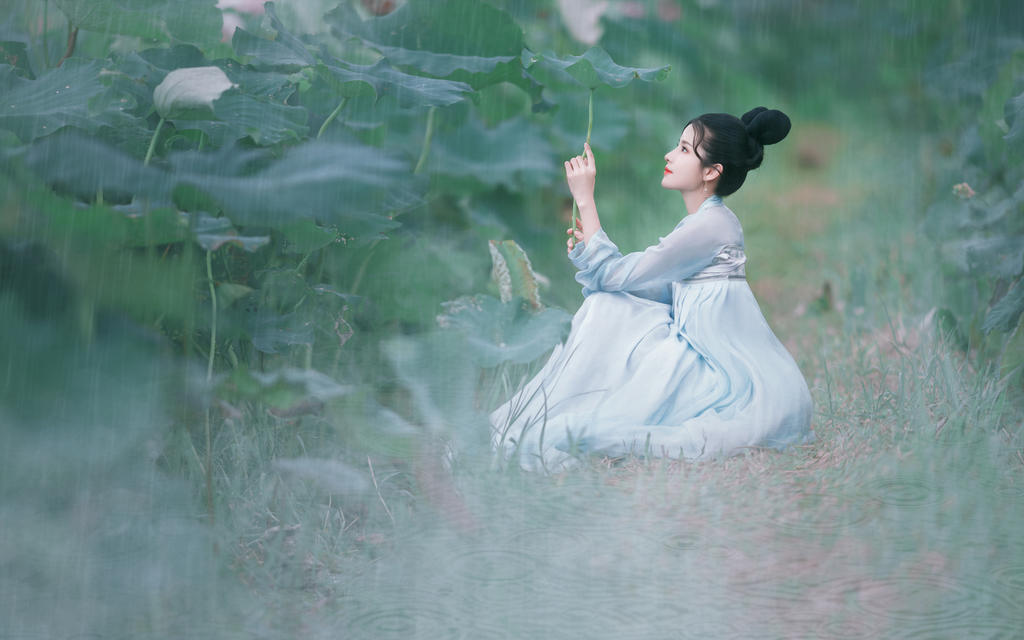 汉服美女红唇雪肤秀雅跪臀高高翘起图片