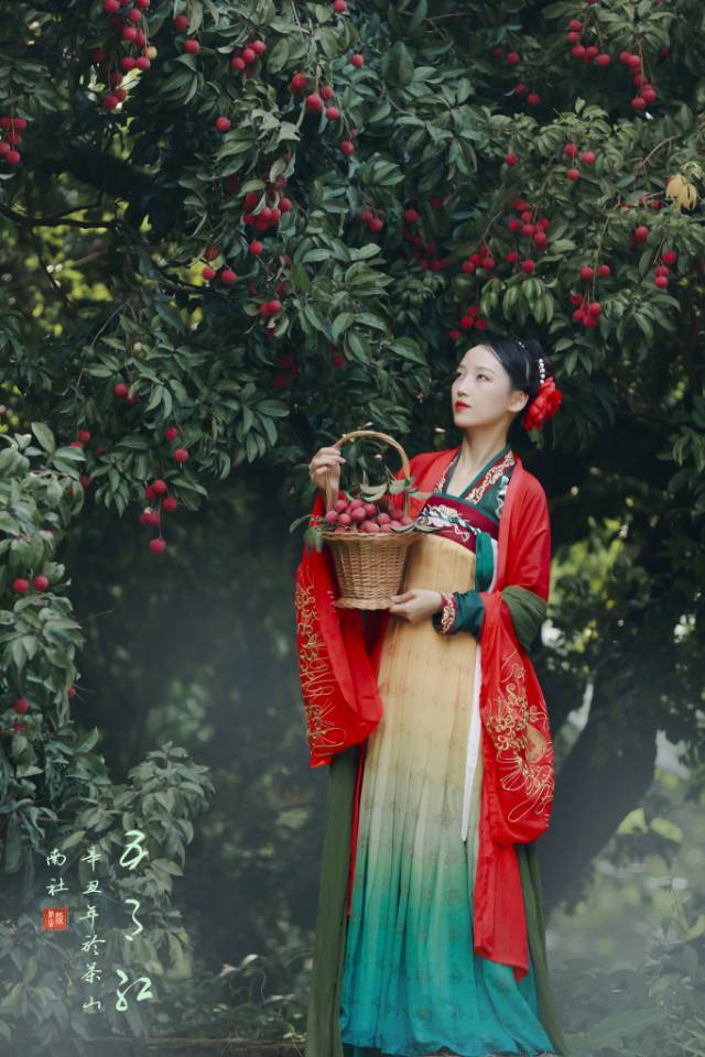 古装美女红唇雪肤妩媚自慰流白浆图片