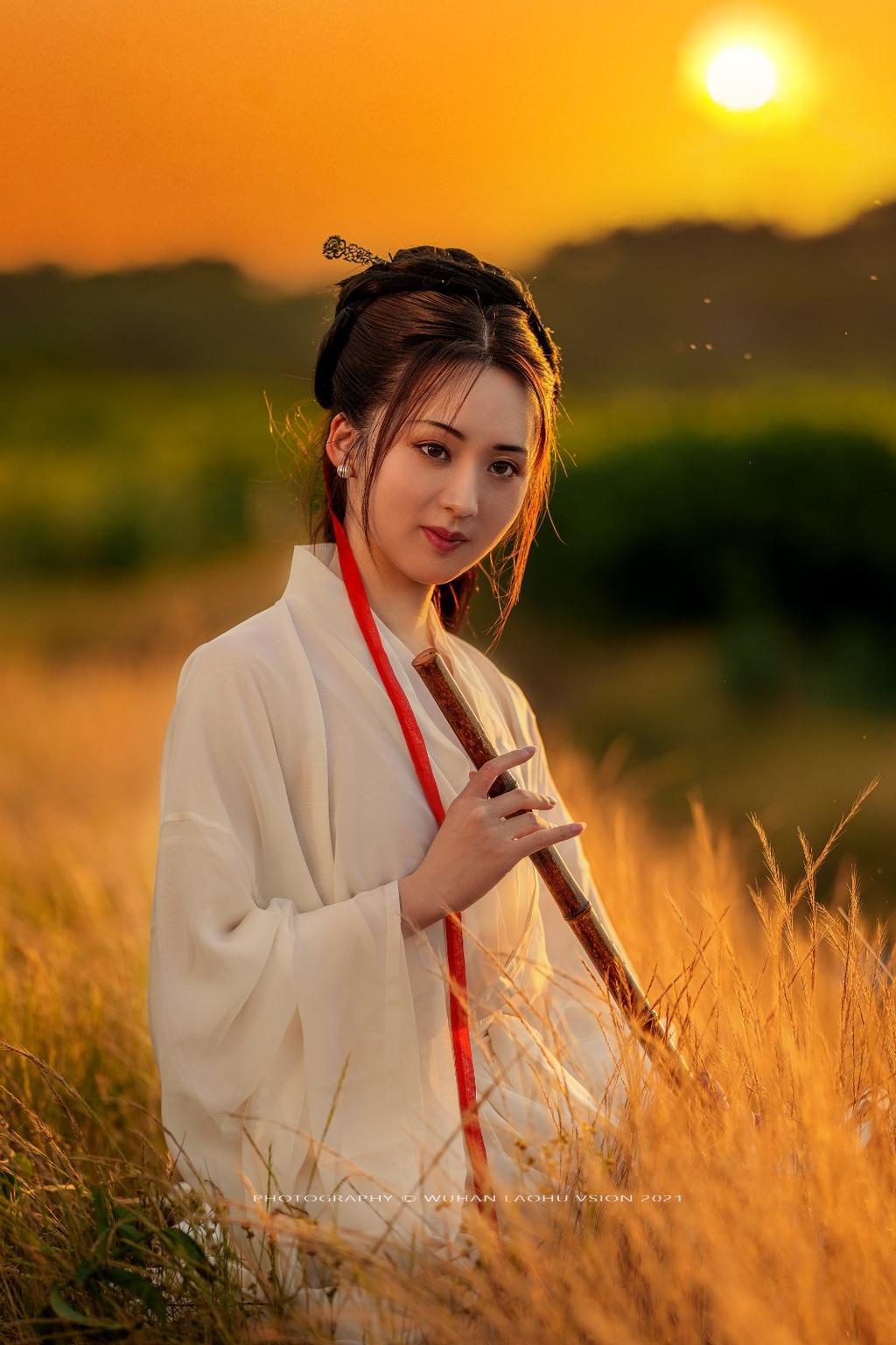 夕阳西下古装美女白衣清纯美女图片