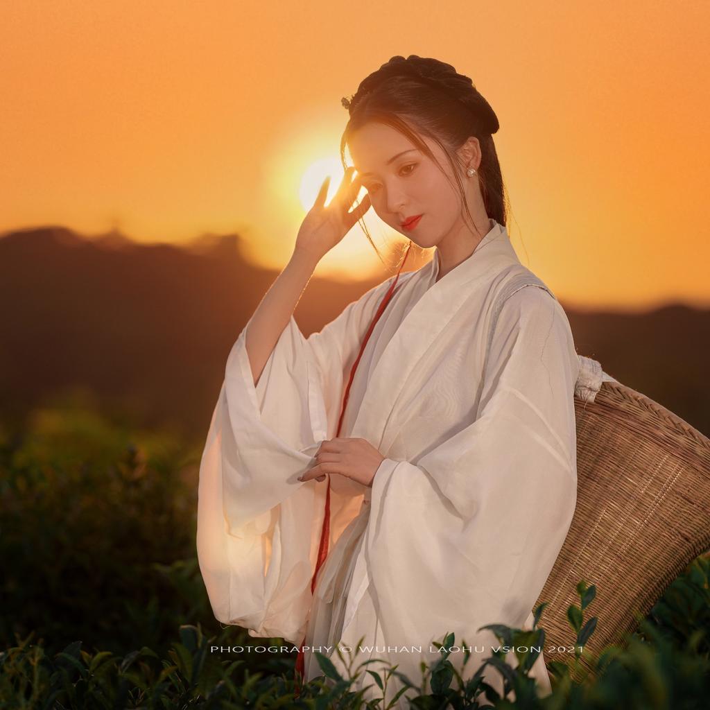 夕阳西下古装美女白衣清纯美女图片