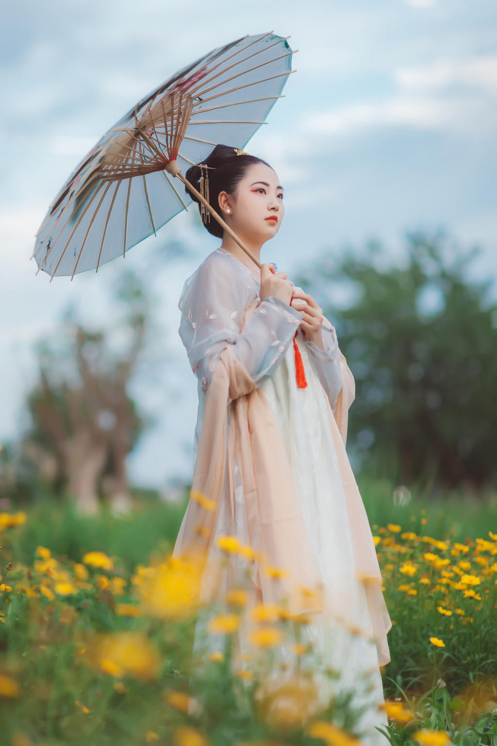 汉服美女手撑油伞漫步GOGO亚洲肉体艺术无码图片