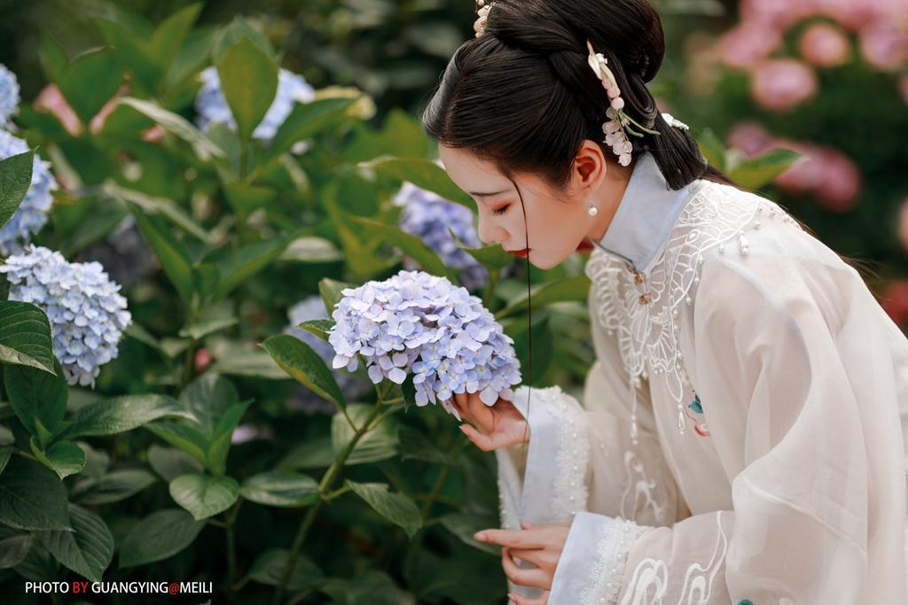 花海中的汉服美女高贵制服被啪到喷水图片