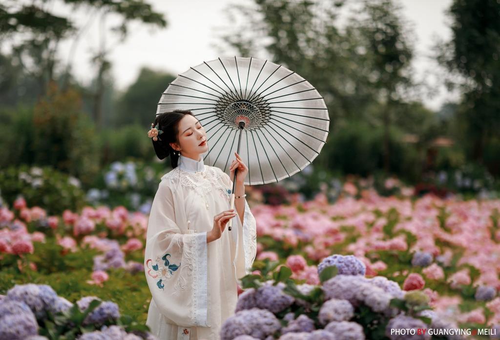 花海中的汉服美女高贵制服被啪到喷水图片