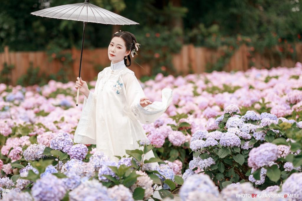 花海中的汉服美女高贵制服被啪到喷水图片