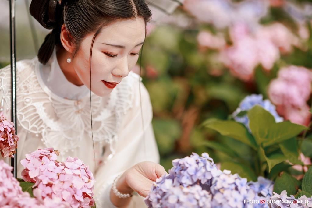 花海中的汉服美女高贵制服被啪到喷水图片