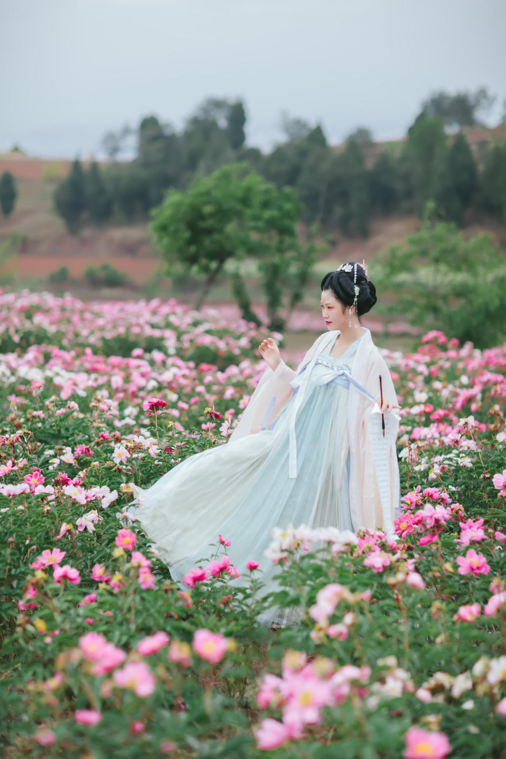 汉服美女置身花海唯美一区二区三区免费写真裸体美女图片