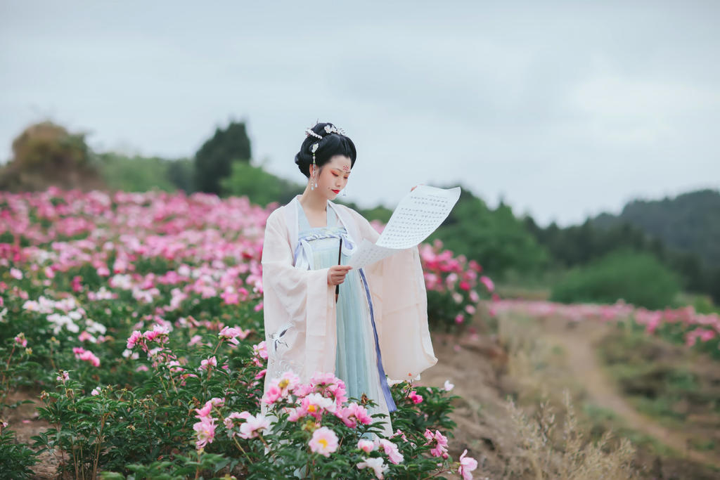 汉服美女置身花海唯美一区二区三区免费写真裸体美女图片