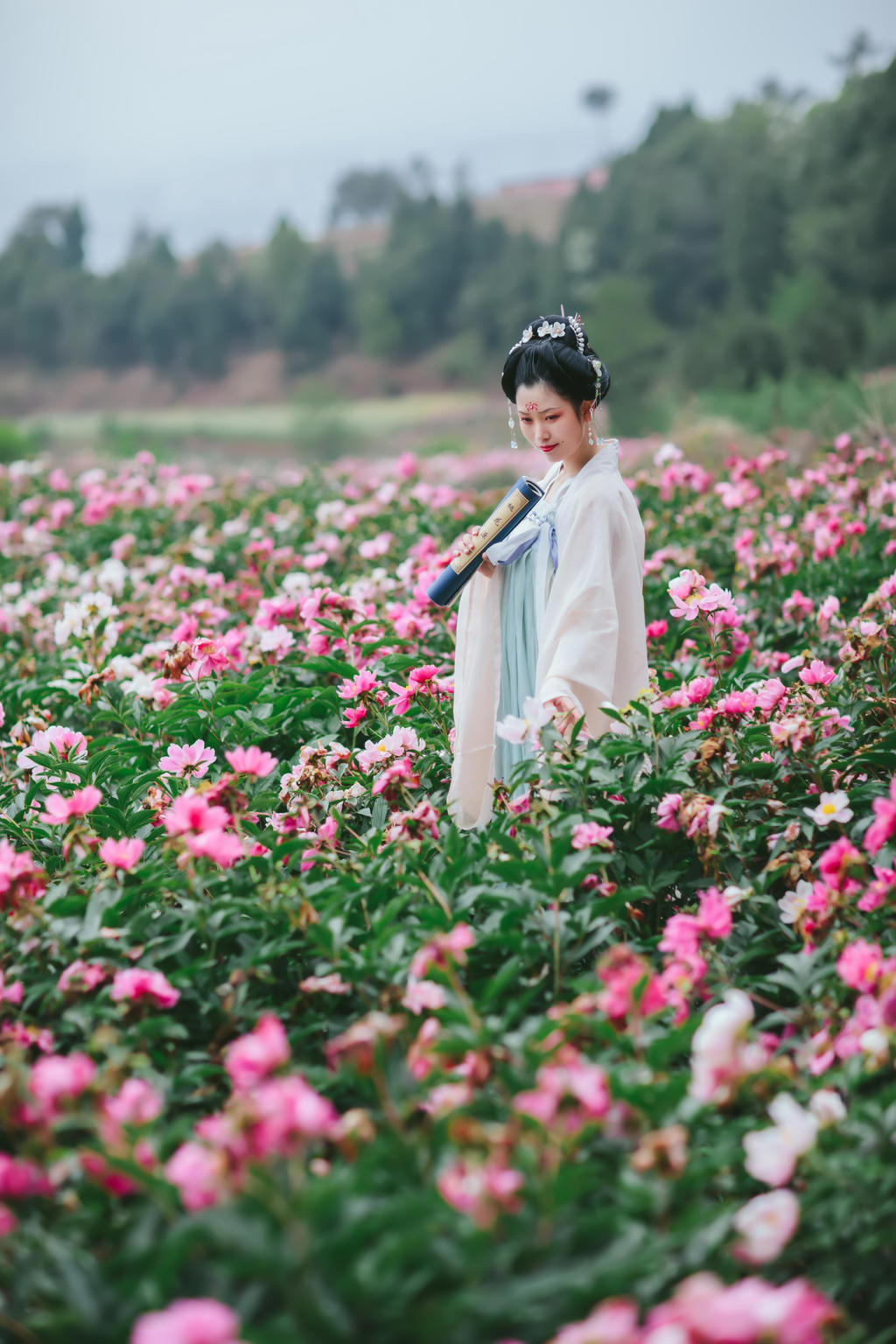 汉服美女置身花海唯美一区二区三区免费写真裸体美女图片