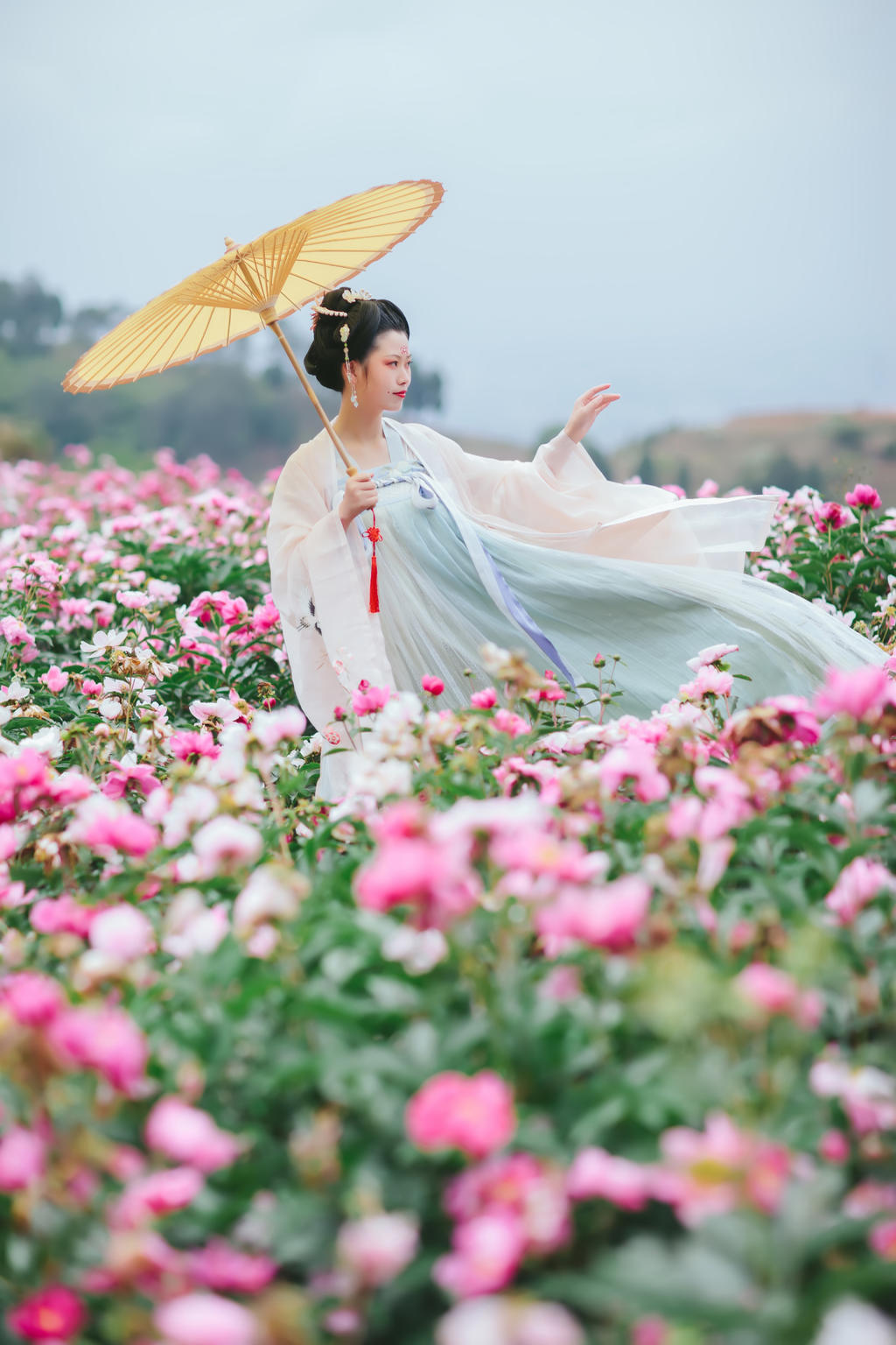 汉服美女置身花海唯美一区二区三区免费写真裸体美女图片