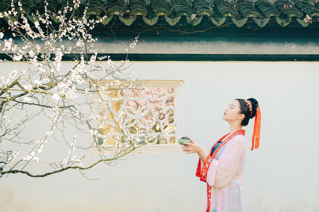 红唇雪肤汉服美女唯美gogo销魂裸体艺术写真图片