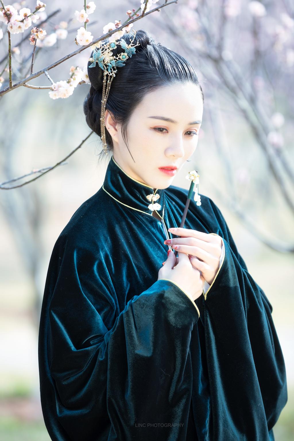 樱花树下汉服美女高贵美女裸照图片