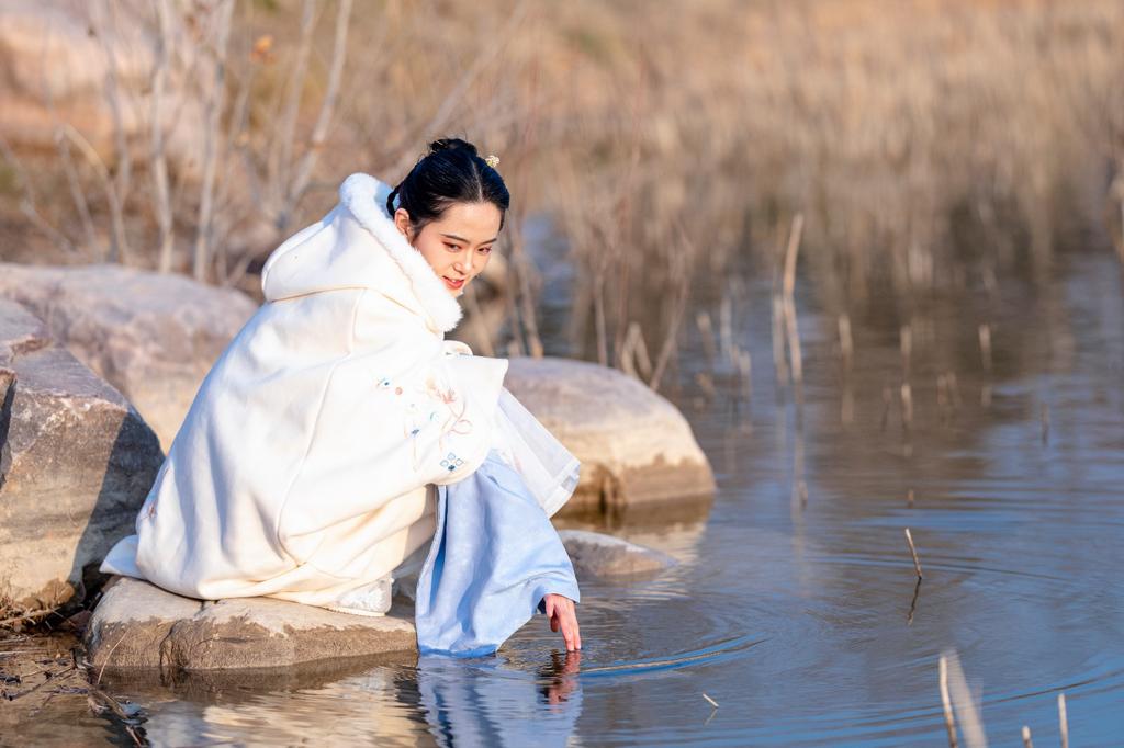 白衣古装美女气质淡雅扒开闺蜜下面粉嫩的小缝