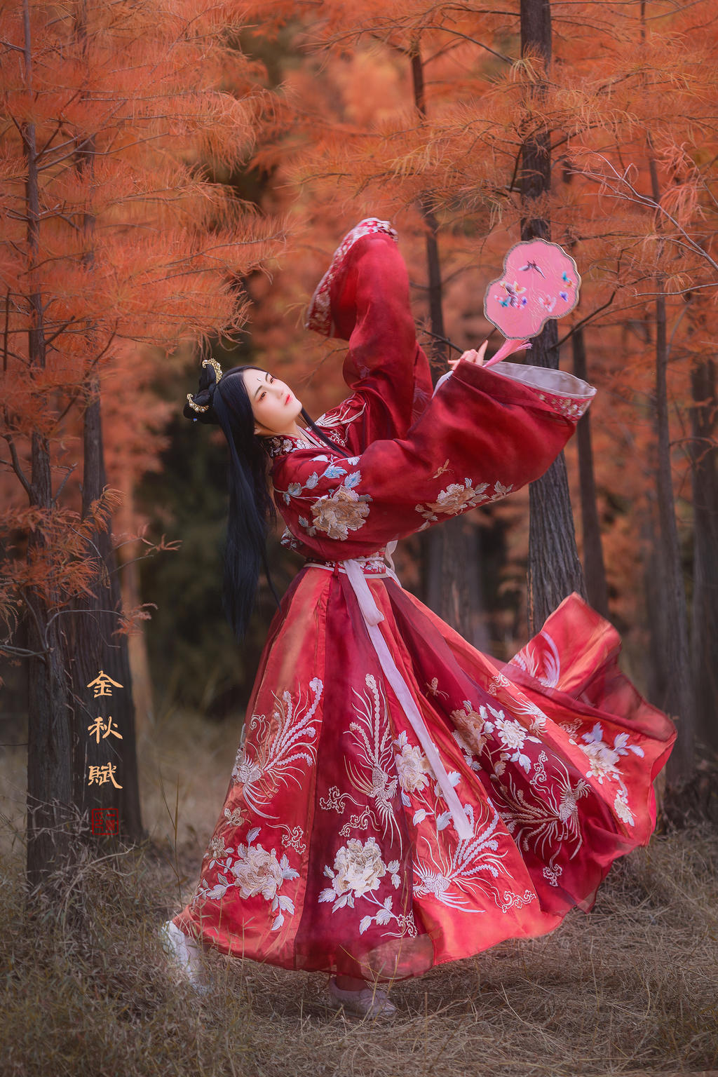 红装美女枫叶林间翩翩亚站橹图极品一区图片