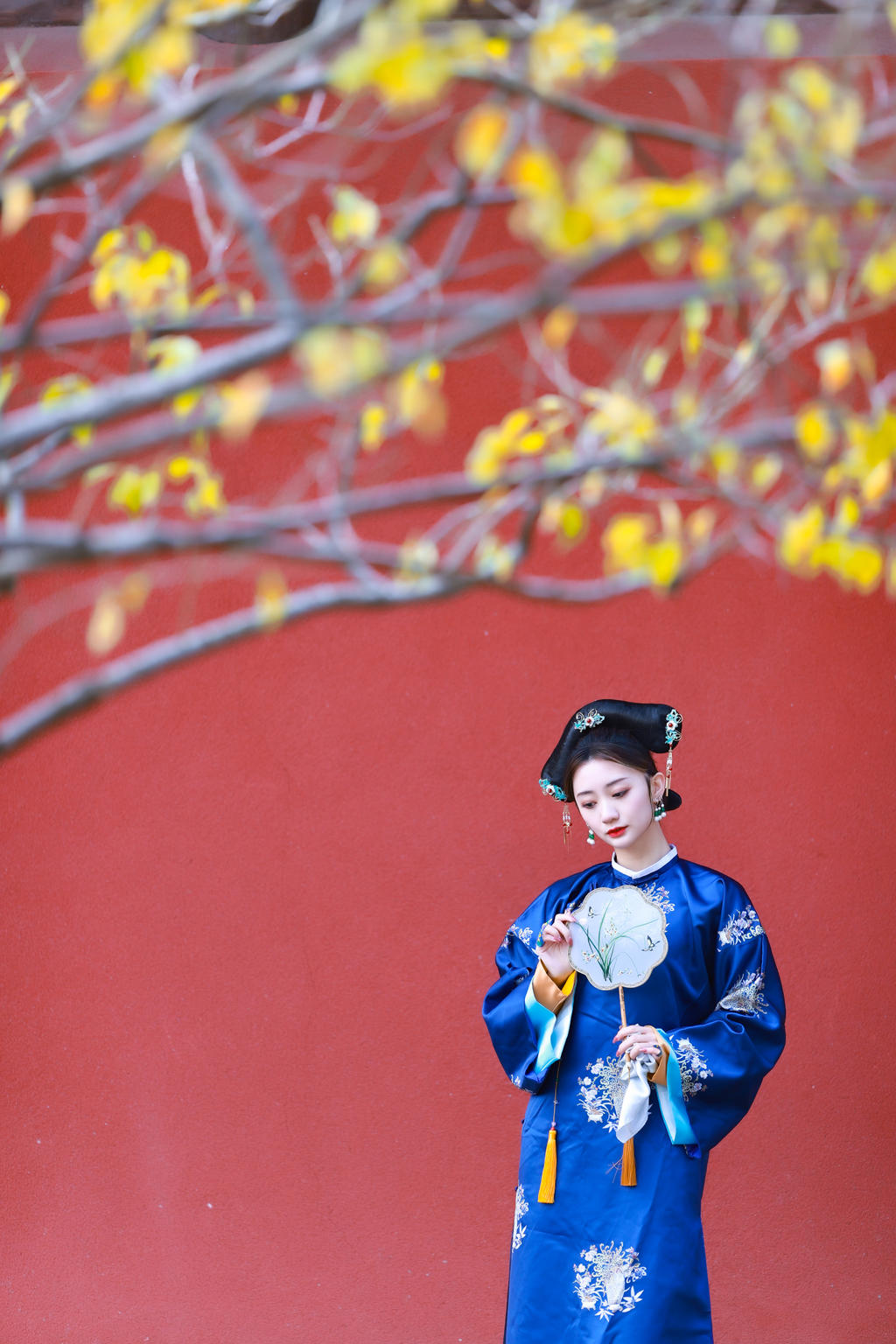 古代清宫美女锦衣华服看美女洗澡裸体撒尿图片