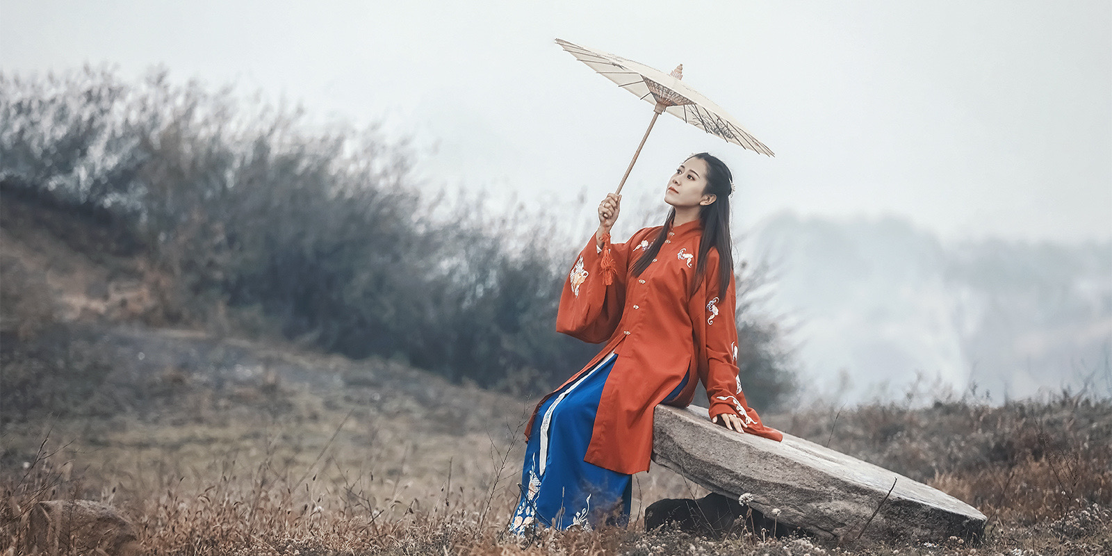 古装俏佳人在烟雨朦胧脱了个精光裸体美女图片