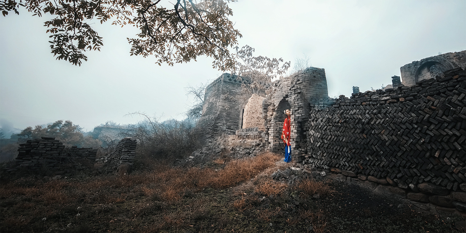 古装俏佳人在烟雨朦胧脱了个精光裸体美女图片