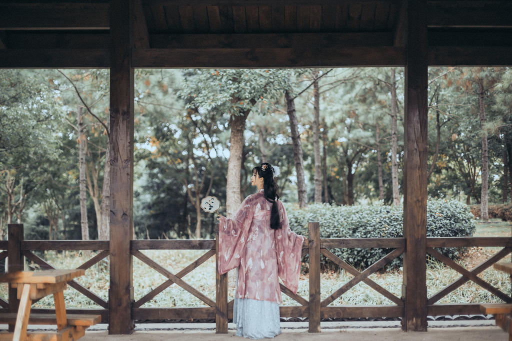 气质优雅大方的汉服女穿黑色丝袜玩我下面图片