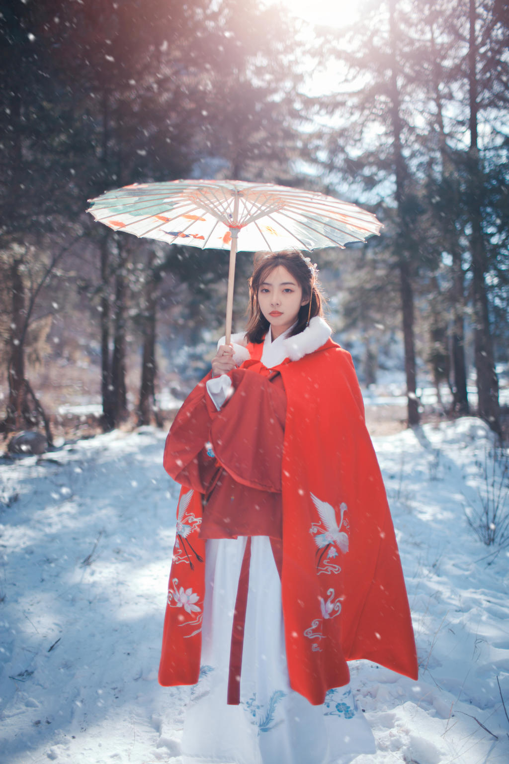 森系美女冬日户外雪地最大胆的中国艺木图片